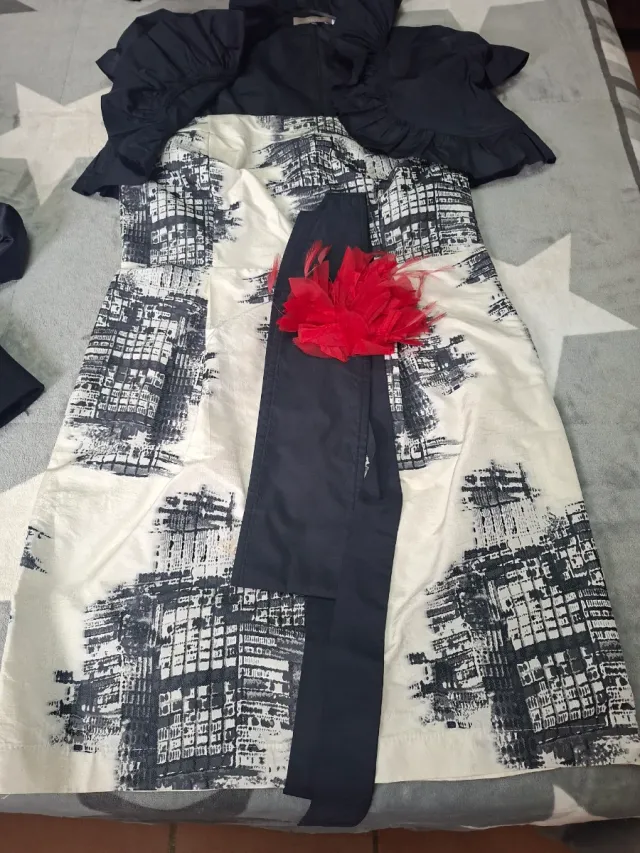 Vestido de fiesta con torera y cinturón