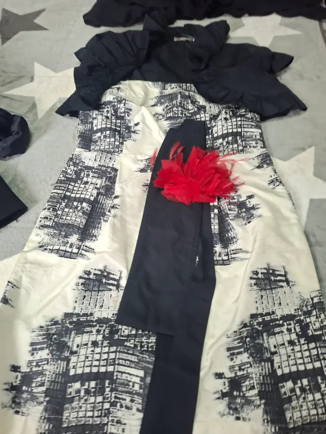 Vestido de fiesta con torera y cinturón