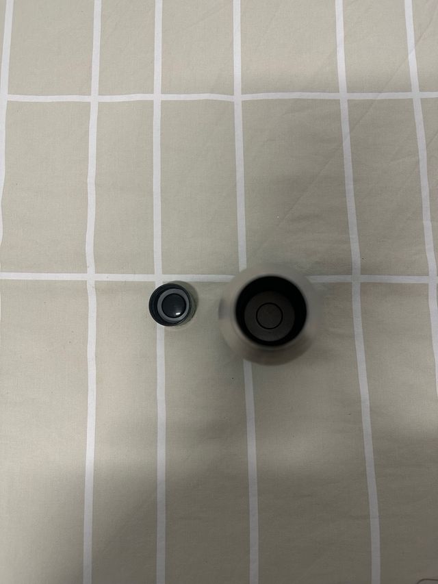 Botella de metal verde y plateada