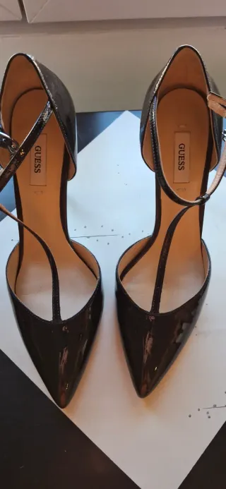 Zapatos de charol Guess negros