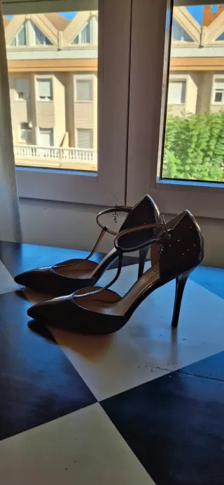 Zapatos de charol Guess negros