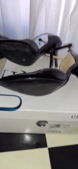 Zapatos de charol Guess negros