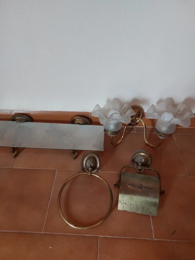 Juego accesorios baño dorado con lámpara