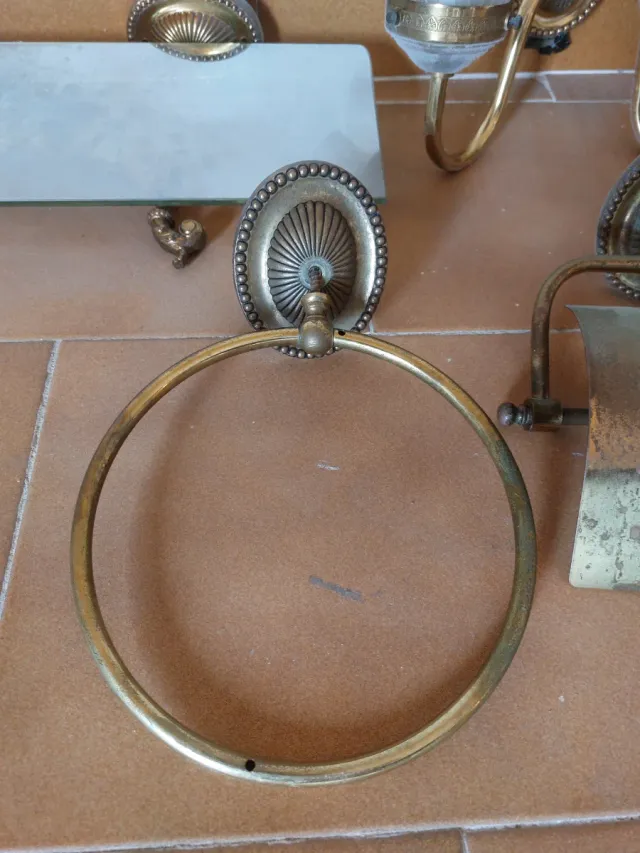 Juego accesorios baño dorado con lámpara