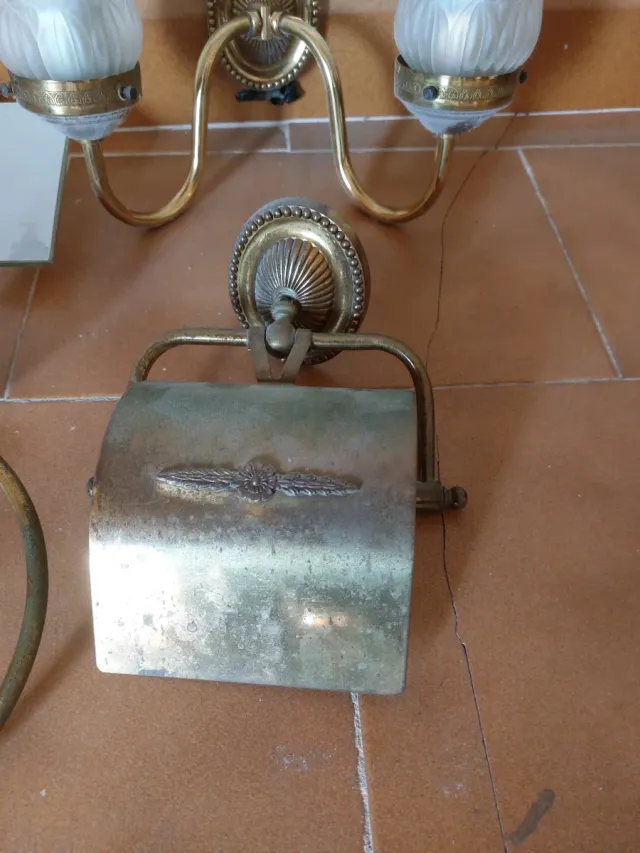 Juego accesorios baño dorado con lámpara