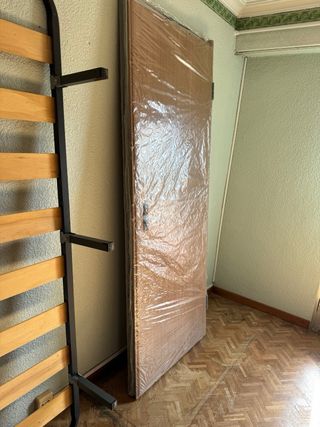 Puerta de madera con cerradura 2.2 de largo x 79cc