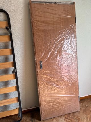 Puerta de madera con cerradura 2.2 de largo x 79cc