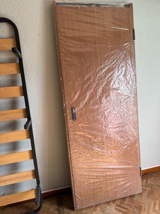 Puerta de madera con cerradura 2.2 de largo x 79cc