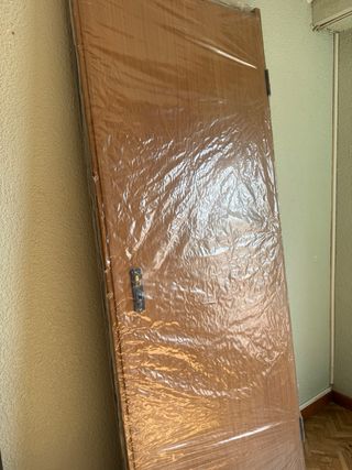 Puerta de madera con cerradura 2.2 de largo x 79cc