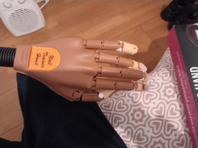 Mano Articulada para Uñas