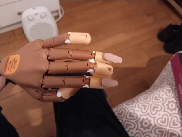 Mano Articulada para Uñas