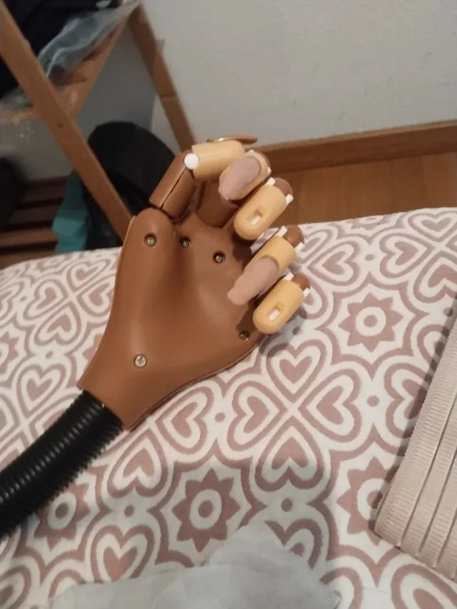 Mano Articulada para Uñas