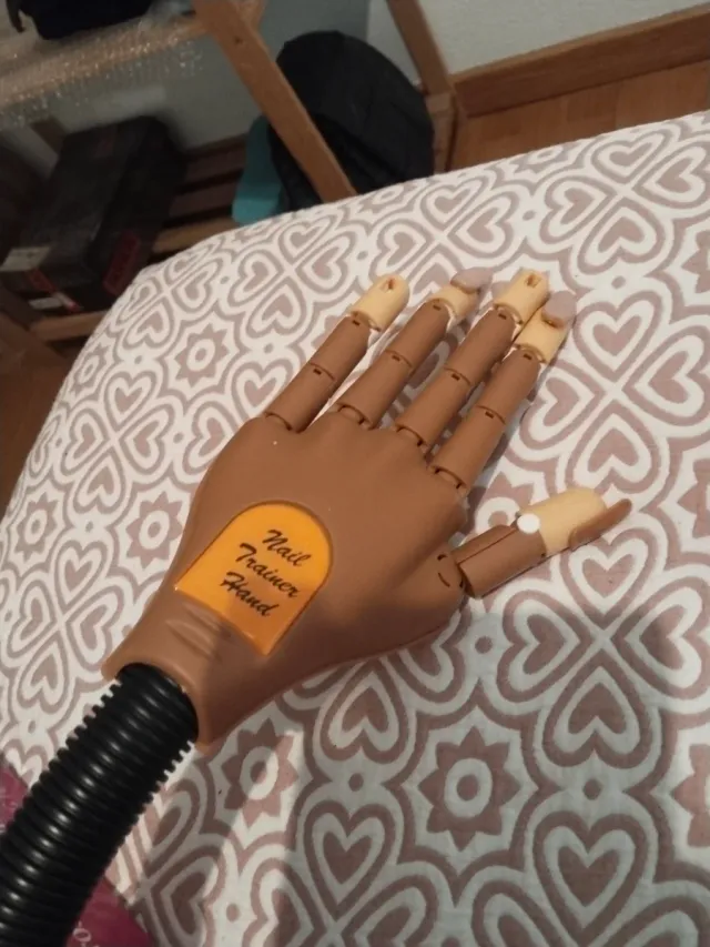 Mano Articulada para Uñas