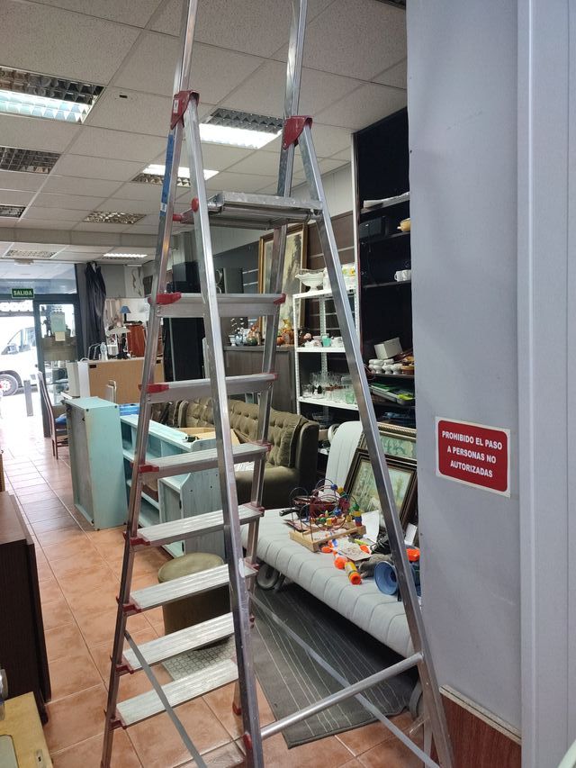 Escalera aluminio plegable 8 peldaños