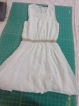 Abito bianco con cintura dorata