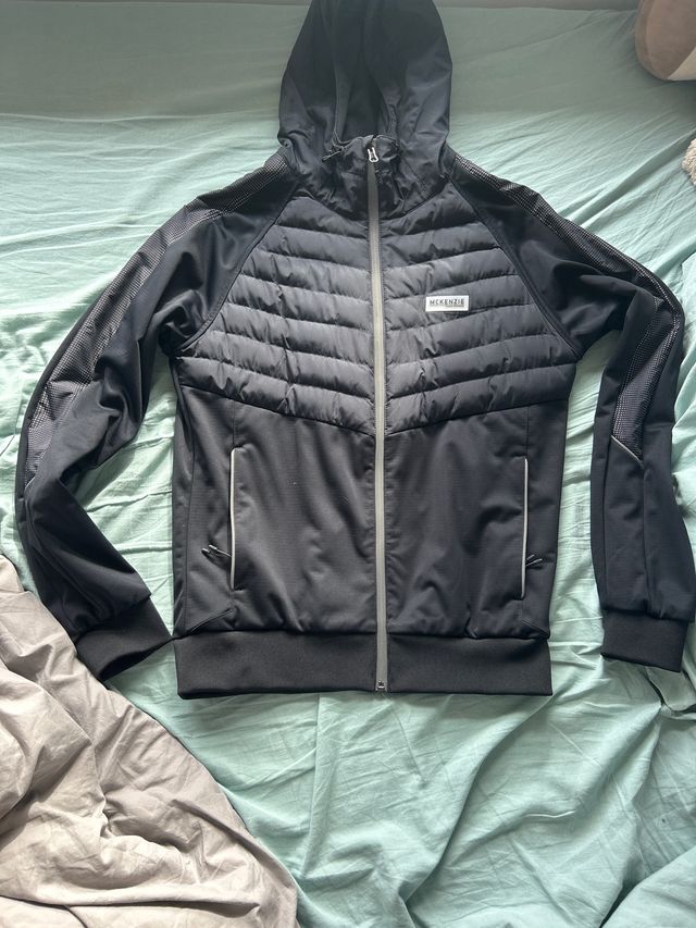 Chaqueta McKenzie Negra con Capucha