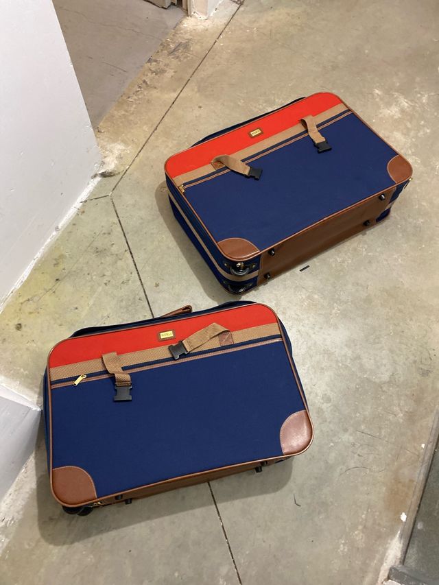 Maletas de viaje azul y rojo