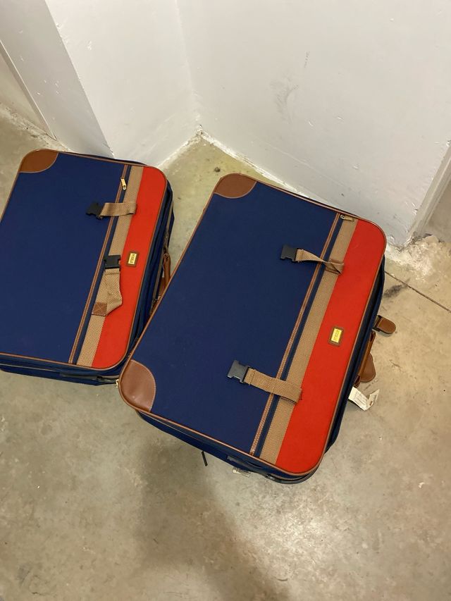 Maletas de viaje azul y rojo