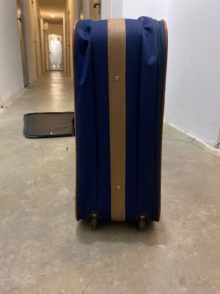 Maletas de viaje azul y rojo