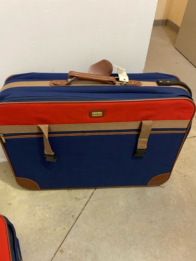 Maletas de viaje azul y rojo