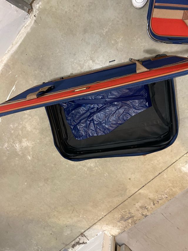 Maletas de viaje azul y rojo