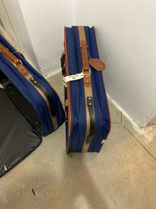 Maletas de viaje azul y rojo