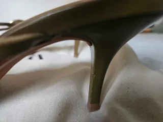 Sandalias tacón Zara caqui doradas