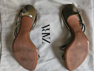 Sandalias tacón Zara caqui doradas