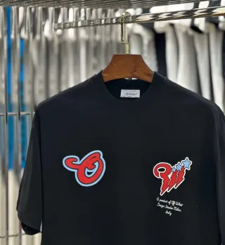 Maglia Off-White Nera con Grafica Multicolor