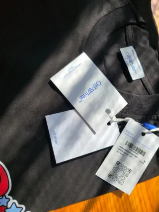 Maglia Off-White Nera con Grafica Multicolor