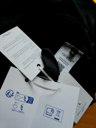 Maglia Off-White Nera con Grafica Multicolor