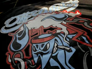 Maglia Off-White Nera con Grafica Multicolor