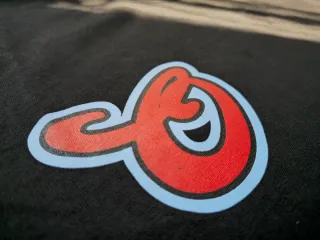 Maglia Off-White Nera con Grafica Multicolor