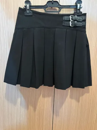 Falda negra de tablas con cinturón