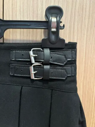 Falda negra de tablas con cinturón