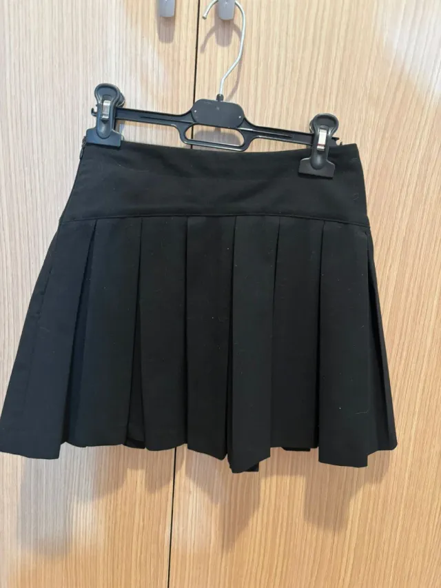 Falda negra de tablas con cinturón