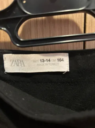 Falda negra de tablas con cinturón