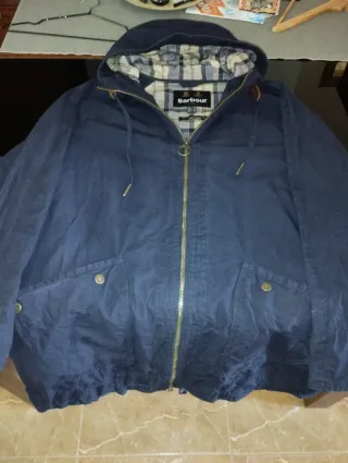 Chaqueta Barbour Azul con Capucha
