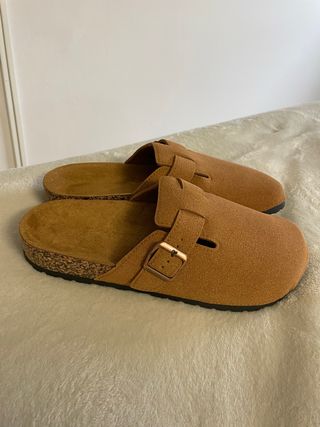 Zuecos Marrones con Hebilla