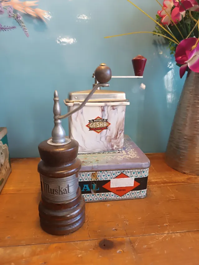 2 Molinillos antiguos de cafe y de nuez moscada