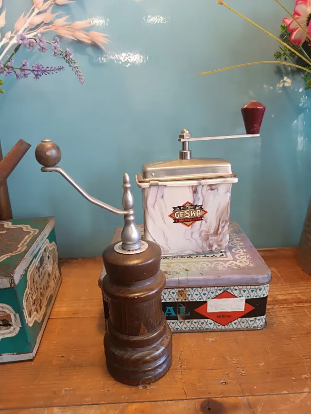 2 Molinillos antiguos de cafe y de nuez moscada