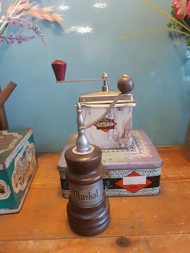 2 Molinillos antiguos de cafe y de nuez moscada