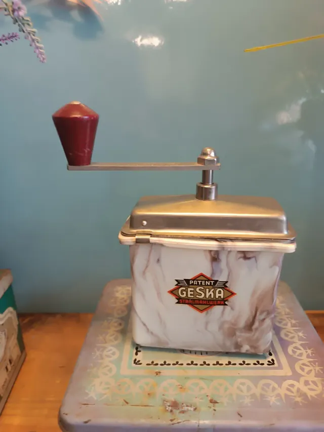 2 Molinillos antiguos de cafe y de nuez moscada