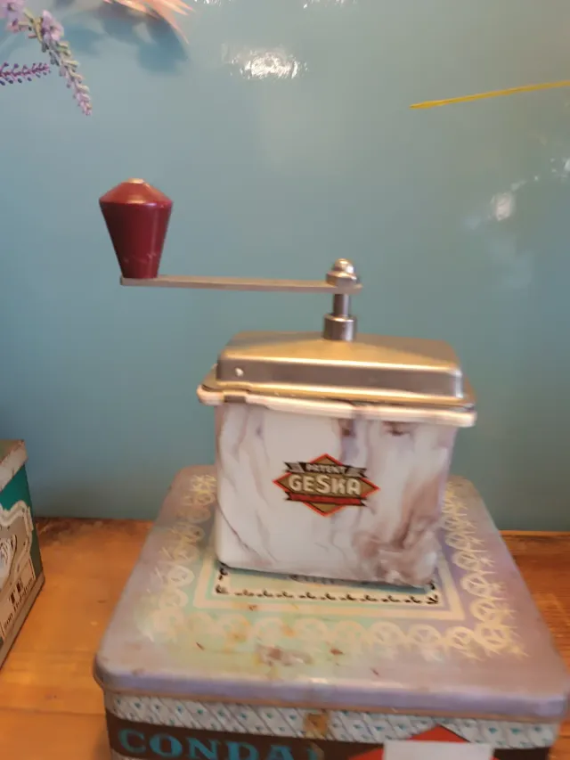 2 Molinillos antiguos de cafe y de nuez moscada