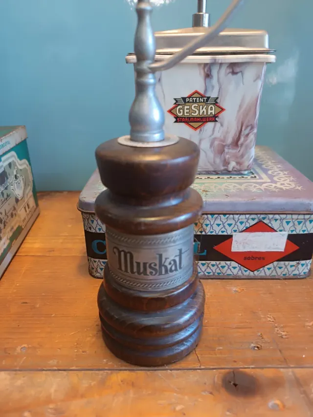 2 Molinillos antiguos de cafe y de nuez moscada