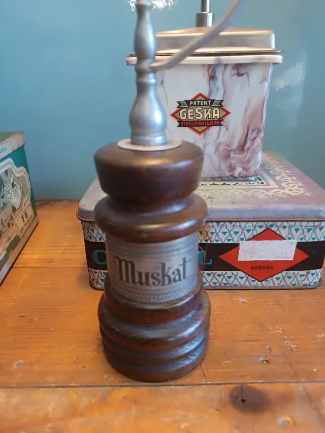 2 Molinillos antiguos de cafe y de nuez moscada