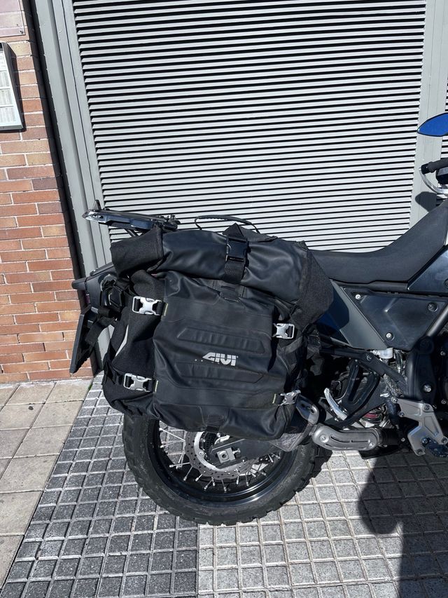 Maletas Givi GRT 709 + Herrajes Tenere 700