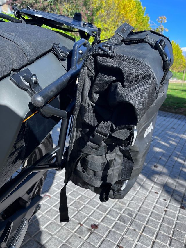 Maletas Givi GRT 709 + Herrajes Tenere 700