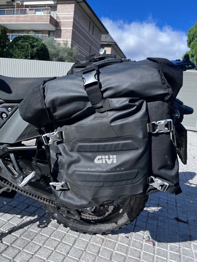 Maletas Givi GRT 709 + Herrajes Tenere 700