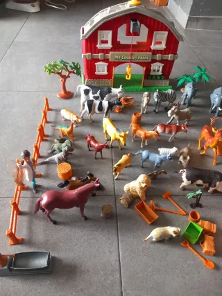 Granja de juguete con animales